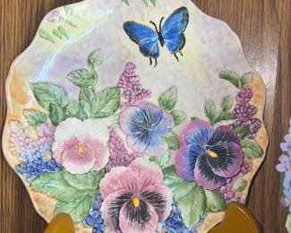 Decorative collectible plates