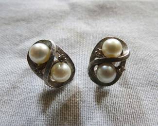 pair of Earrings marked 14K 9.1g