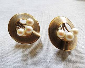 pair of Earrings marked 14K 7.9g