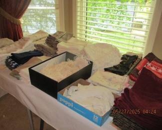 Linens - damask tablecloth sets, place mats, napkins