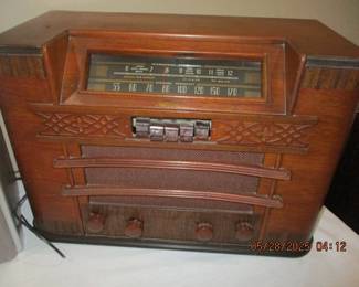 Antique tube radio and shortwave