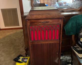 Beautiful Silvertone phonograph. With crank!