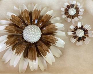 Mid Century Hippie set.