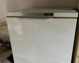AMANA DEEP FREEZER
