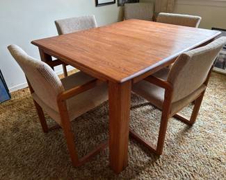 Wambold table with 2 leaves and 6 chairs