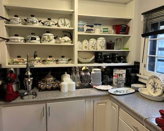 Many kitchen items - this is just one side.