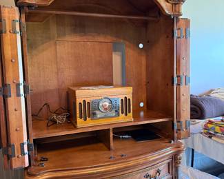 #26 Armoire 46x21x80 $100.00