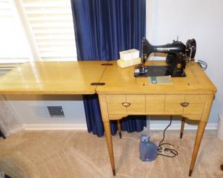 Vintage Singer Sewing Machine with Accessories