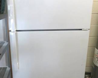 White GE Top Freezer Refrigerator, Model: GTS22KGN