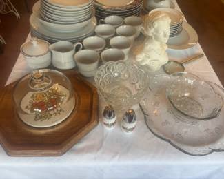 Spice of life Salt and pepper shakers and wooden block. Clear stars and straps bowl.