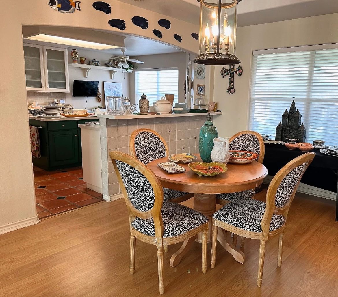 gorgeous black and cream print round table and four chairs