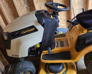 2005 Cub Cadet LTX 1050 Riding Lawn Mower with New Battery