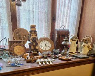 Assorted Table and Wall Decorations, including; wall clock; Oil Lamp; Measuring Spoons and so much more!