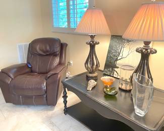 2 electric, matching recliners in leather & vinyl, vintage name-brand lamps, Mikasa vase