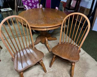 kitchen table w 4 chairs and a Leaf