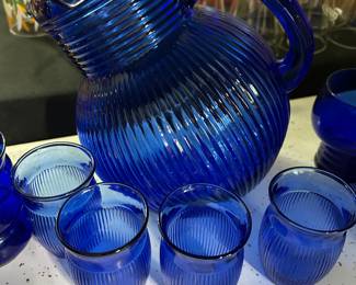 HAZEL ATLAS COBALT BLUE DEPRESSION GLASS PITCHER WITH 4 GLASSES