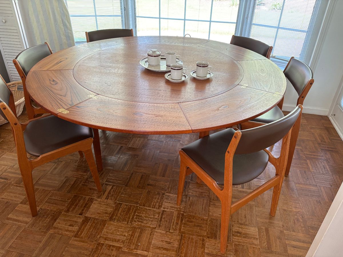 MCM round table with extentions that tuck under tabletop, sown with 6 MCM leather and wood chairs