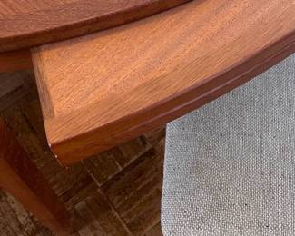 Antoher view of the extensions on the round MCM table