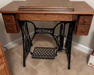 Cabinet only in excellent condition
No sewing machine