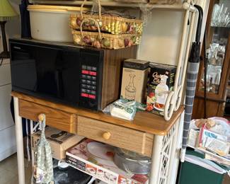 Microwave, cabinet