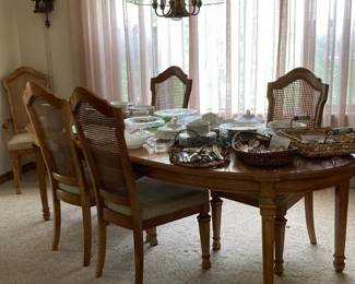 Stanley dining table with 2 leaves, (4) armless chairs, (2) arm chairs