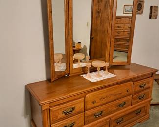 Broyhill Dresser w/Mirror