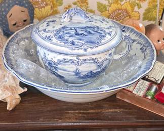 Royal Bonne Delft wash bowl & chamber pot