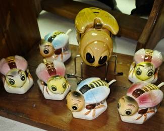 Bees honey pots