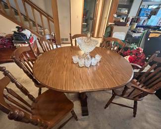 Walnut dining table with 1 leaf and 6 chairs