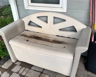 Rubbermaid storage bench