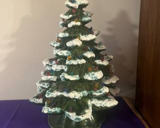 Green ceramic Christmas tree