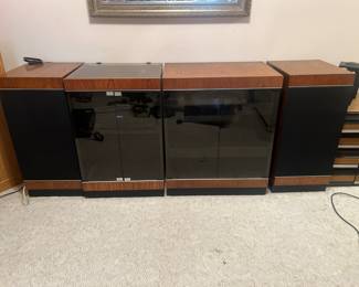 Magnavox turntable with storage cabinet and speakers