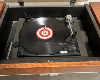 Magnavox turntable with storage and speakers