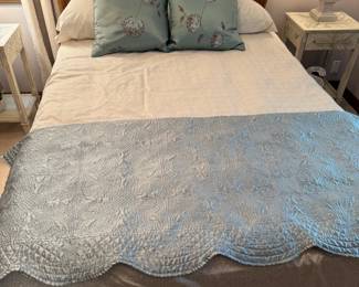 BASSETT Furniture Versailles Collection Queen Size Bedframe