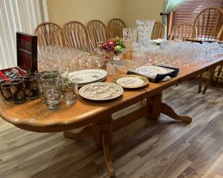 Solid Oak Table expands with 1 or 2 leaves (stored under tabletop),and 4 chairs (includes tablecloths for each lengths).