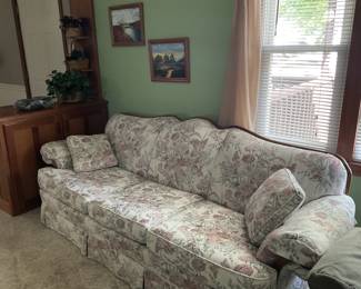 VERY WELL-MADE FLORAL SOFA