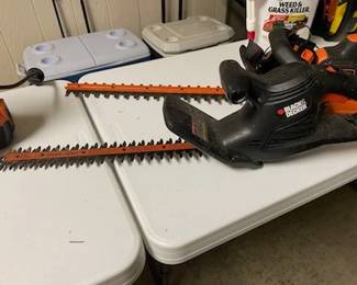 BLACK & DECKER Battery Trimmer w/Battery & Charger