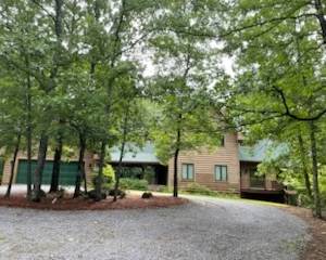 Beautiful Cabin Style Home in The Woods