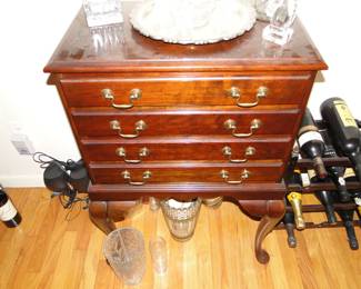 Flatware chest