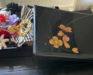 AWT185 - Mystery Lot Of Women’s Accessories