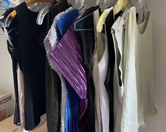 AWT168 - Women’s Tops Size Small & One Size Only