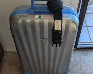 AWT026 - SUITCASES