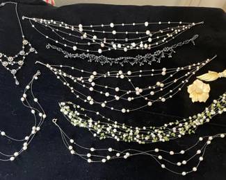 AWT064 - Freshwater Pearls & Crystal Necklaces & Brooches