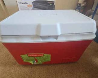 AWT204 LOT INCLUDES TWO SLEEPING BAGS, TWO FOAM MATS, COOLER, WOOD FLOOR STAND & GREEN FELT