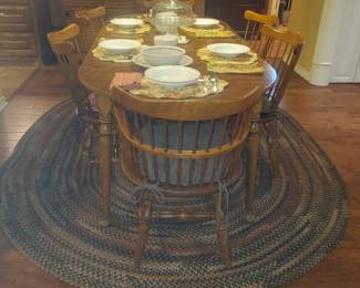 Kitchen table with 2 leaves and 6 chairs...