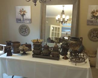Lots of decorative accessories all in excellent condition!