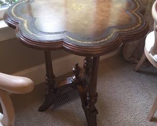 Vintage mahogany side table with leather inlay top, excellent condition