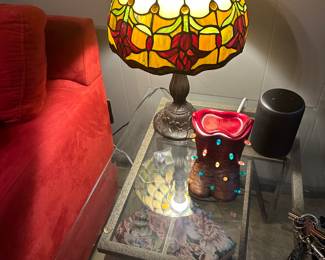 End table / beautiful lamp