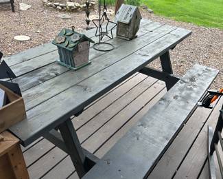 Picnic table