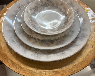 China wit pinecone design